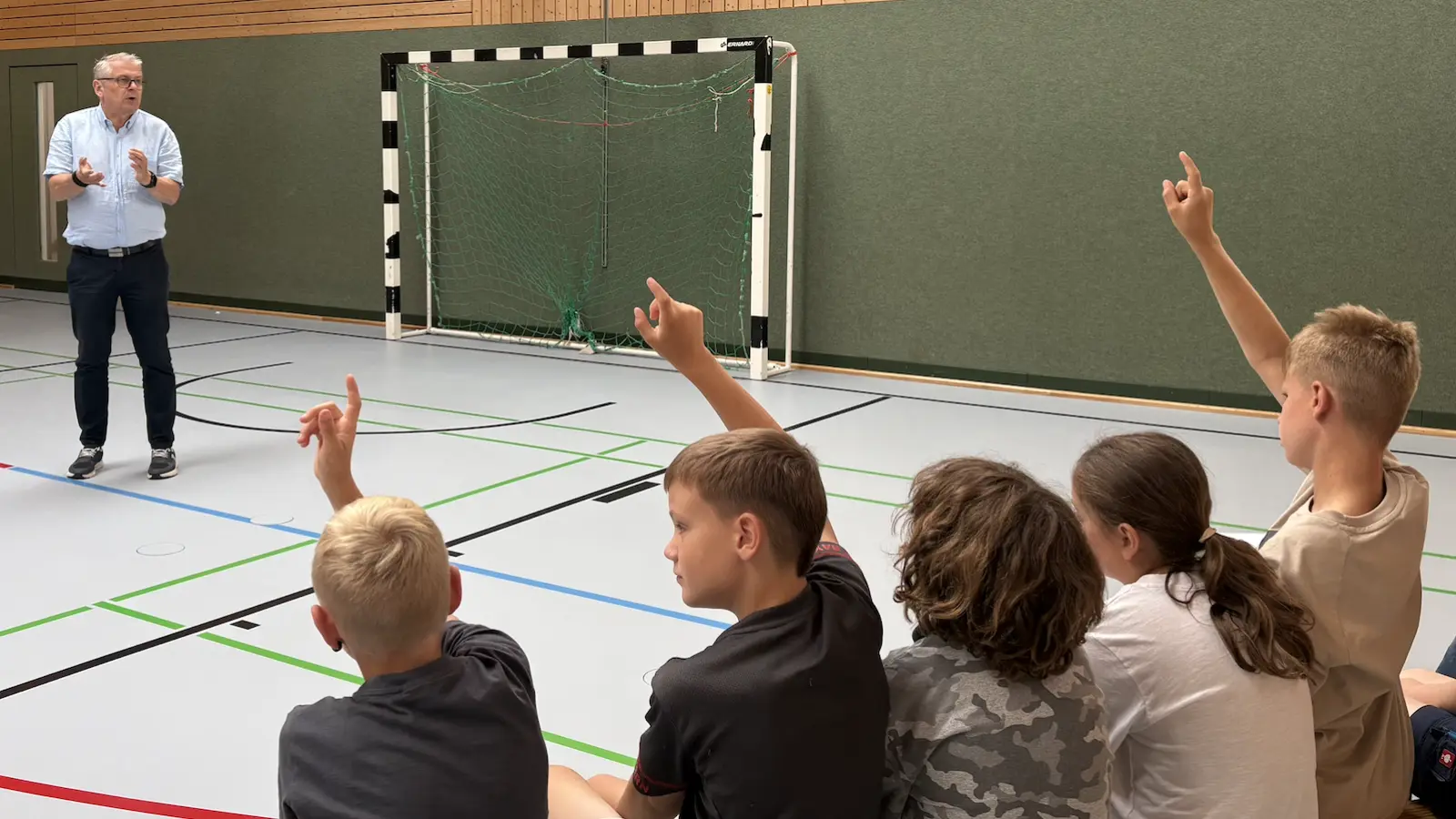 Die Schüler hatten viele Fragen an Herrn Scharf (Bild: Lisa Saradeth)
