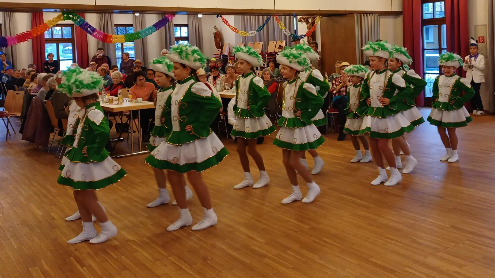 Besuch der Grünen Garde beim Seniorenfasching (Bild: Sonja Schecklmann)