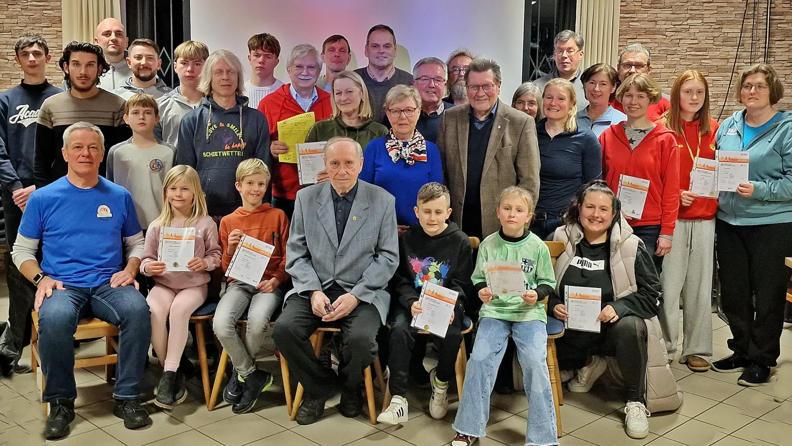 Der Turnerbund Weiden setzte mit seiner Abteilung Sportabzeichen ein deutliches Zeichen: 71 Jugendliche und Erwachsene erhielten bei der Siegerehrung ihre Gold-, Silber- oder Bronzenadeln. Sitzend von links Klaus Meier, mitte Erich Kummer. (Bild: Reinhard Kreuzer)