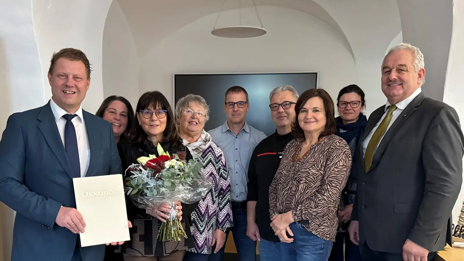 Zum Abschied in den Ruhestand überreicht Bürgermeister Stefan Grillmeier Gabi Bleistein einen Blumenstrauß und ein Geschenk. Zahlreiche Kolleginnen und Kollegen sowie Weggefährten nahmen an der Verabschiedung teil. Bild von links: Bürgermeister Stefan Grillmeier, Andrea Dolles (Campingplatz Großbüchlberg), Gabi Bleistein, Gerlinde Lang (Campingplatz Großbüchlberg und Vertreterin des Tourismusfördervereins), Thomas Grillmeier, Geschäftsstellenleiter Klaus Schüßler, Martina Rüth, Ursula Ockl und Bürgermeister Johann Bürger. (Bild: Katharina Bauer)