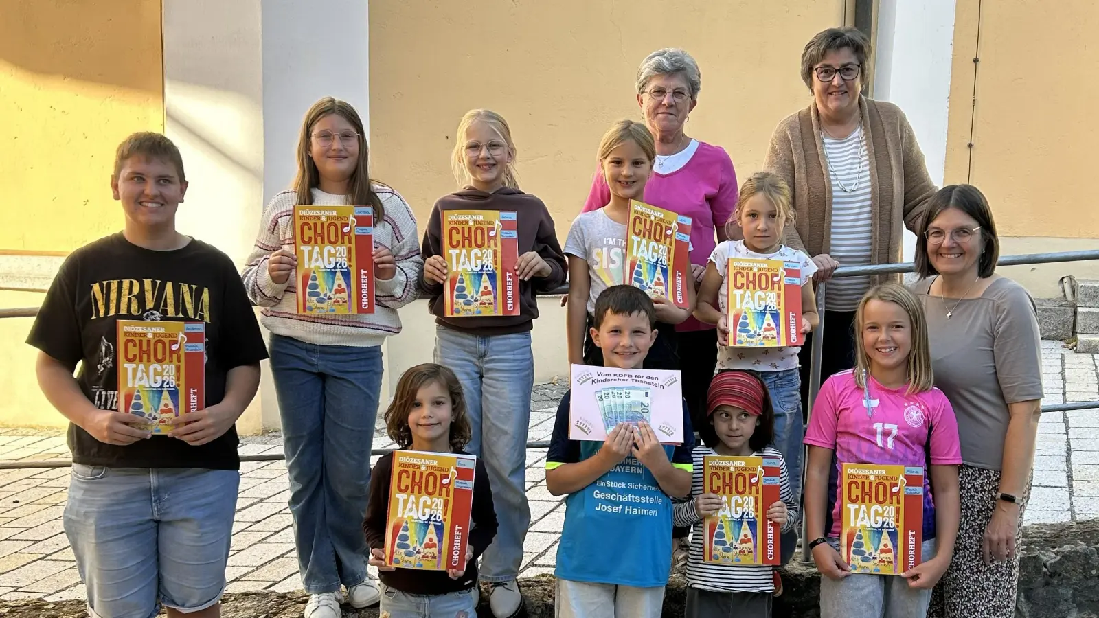Kinderchor Thanstein mit Chorleiterin Paula Deml, Katharina Zientarra und Rosmarie Schauer (Bild: Rosmarie Schauer)