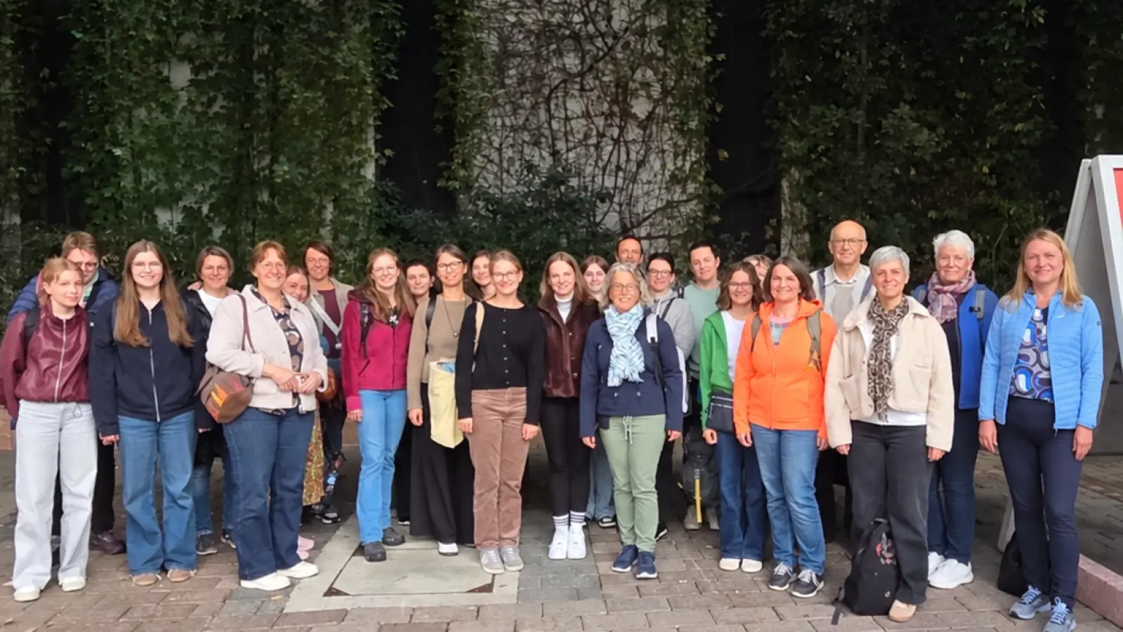 VHS Reisegruppe vor dem Haupteingang zur Buchmesse Frankfurt. Reiseleiterin Frau Doris Baumann 5. von links.  (Bild: Angelika Denk)