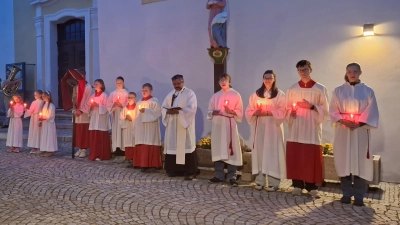 Jugendkapelle Roggenstein, Erstkommunionkinder, Ministranten mit Pater Jo vor dem Kreuz im Kirchhof in Roggenstein. (Bild: Sonja Witt )