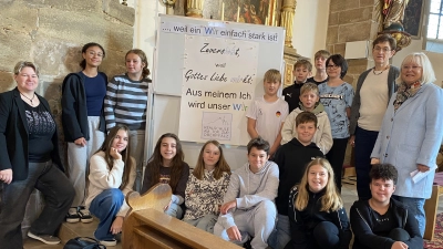 Eine gute Tradition an der Realschule am Tor zur Oberpfalz: Schülerinnen und Schüler wirken an der Gottesdienstgestaltung mit. (Bild: Maria Busch)