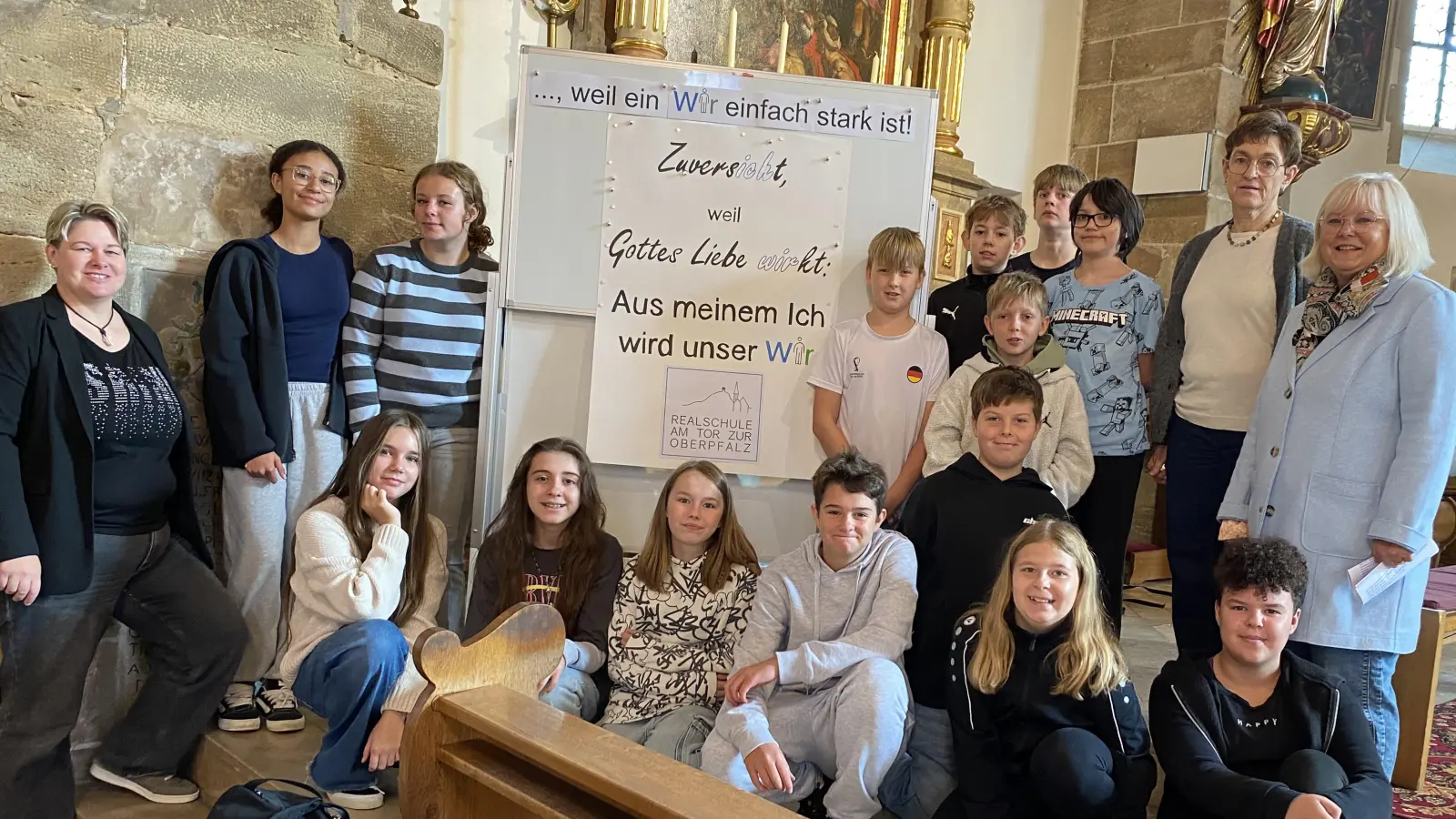 Eine gute Tradition an der Realschule am Tor zur Oberpfalz: Schülerinnen und Schüler wirken an der Gottesdienstgestaltung mit. (Bild: Maria Busch)
