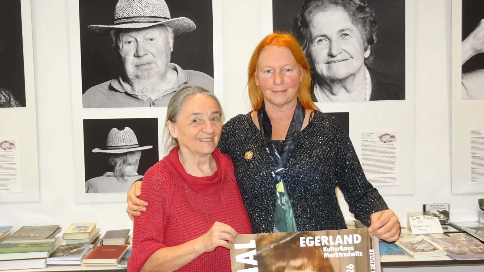 Ihre Ausstellung zog die Blicke an: Susanne Dobler /rechts) und Ingrid Deistler. (Bild: Alfons Prechtl)