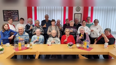 Gemeinsam wurde im Café Zeitlos auf das neue Jahr angestoßen, an das alte Jahr wurde erinnert – ein schöner Moment des Innehaltens und des Rückblicks.  (Bild: Anni Priebe)