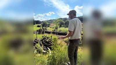 Naturpark-Ranger Jonas Nelhiebel öffnete die Türen des Wildgartens in Ursensollen für den Tat:Ort e.V. (Bild: Ela Lederer)
