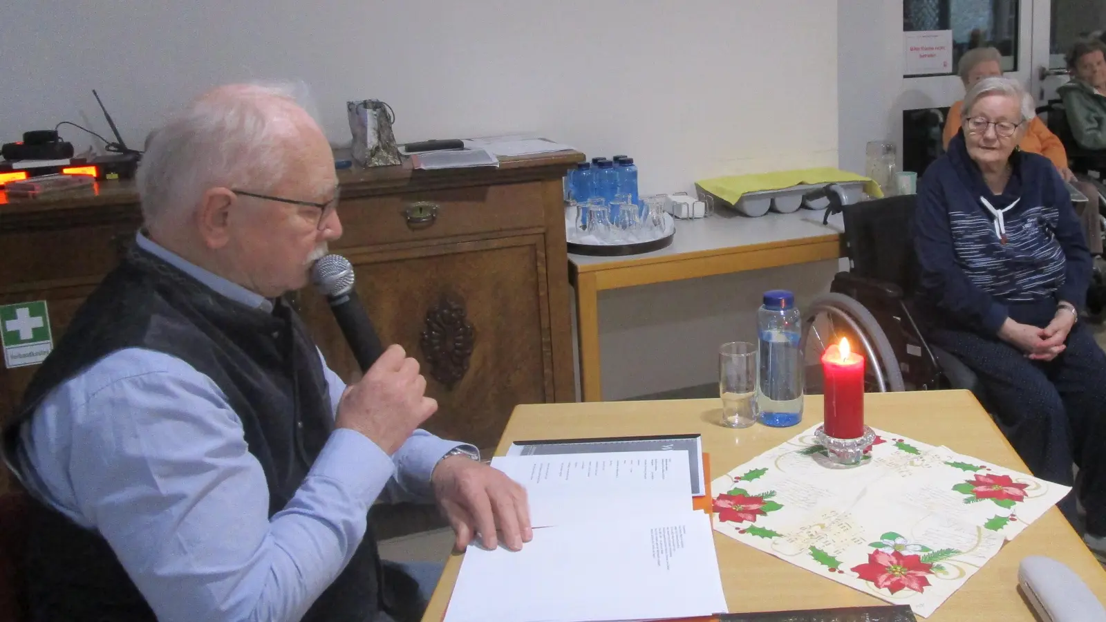 Georg Wagner aus Mimbach gab im Caritas-Altenheim Marienheim eine Weihnachtslesung zum Besten. (Bild: Daniela Donhauser)