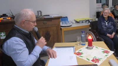 Georg Wagner aus Mimbach gab im Caritas-Altenheim Marienheim eine Weihnachtslesung zum Besten. (Bild: Daniela Donhauser)