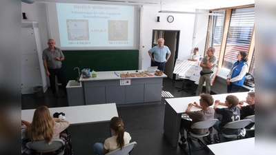 Oberstudienrat Uli Roth mit Schulleiter Matthias Weiser und den Gästen von LBV und BN bei der Prämierung der fleißigen Sammler. (Bild: Klaus Schoefl)