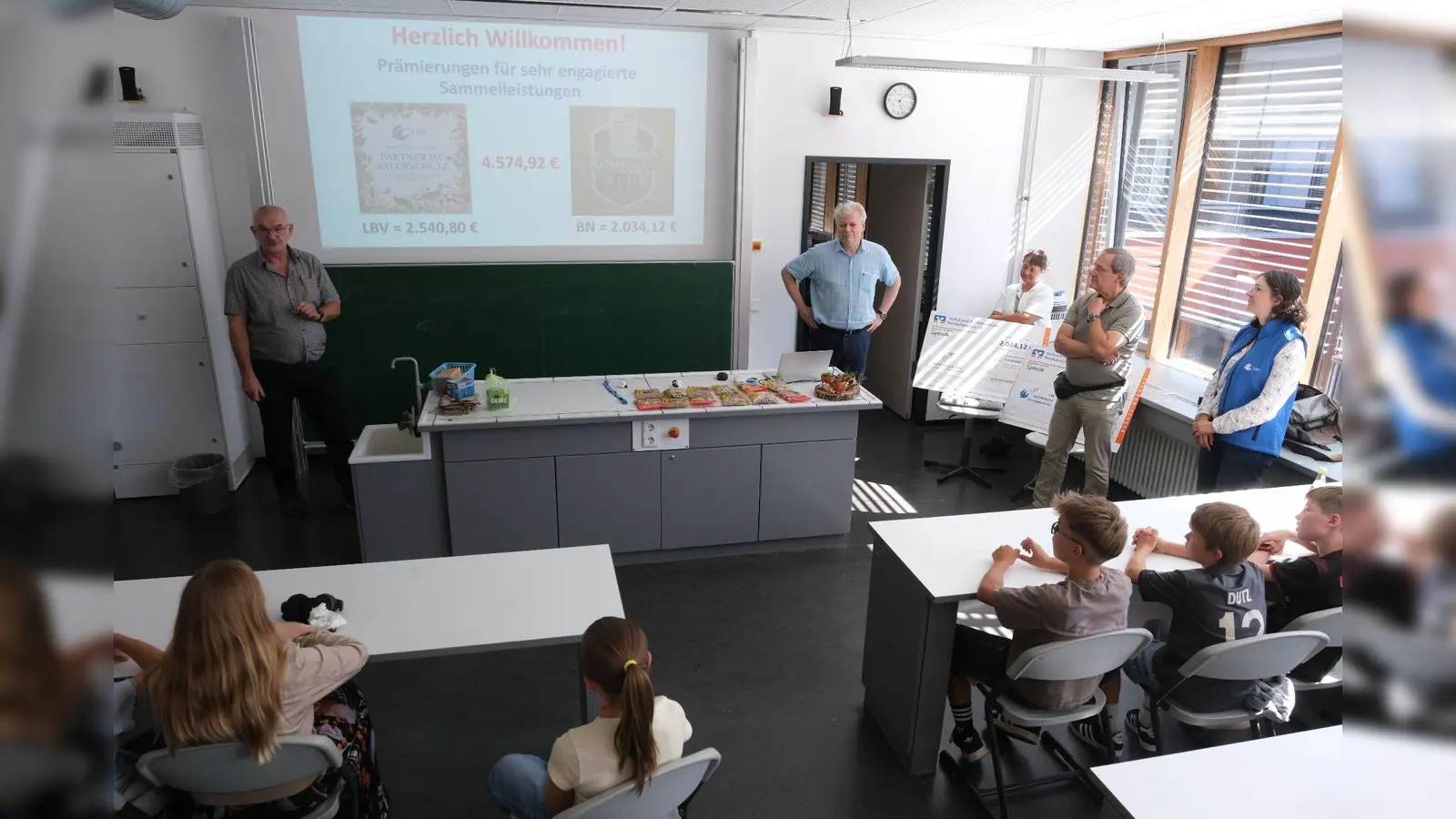 Oberstudienrat Uli Roth mit Schulleiter Matthias Weiser und den Gästen von LBV und BN bei der Prämierung der fleißigen Sammler. (Bild: Klaus Schoefl)