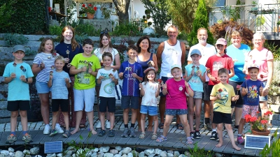 „Das hat Spaß gemacht”. Zufriedene Gesichter bei den Mädchen und Buben von „Natur Pur” und ihren Leiterinnen v. re. Sabine Siegler, Tanja Schumann und 5. v. re. Irmi Dolles. (Bild: Fritz Dietl)