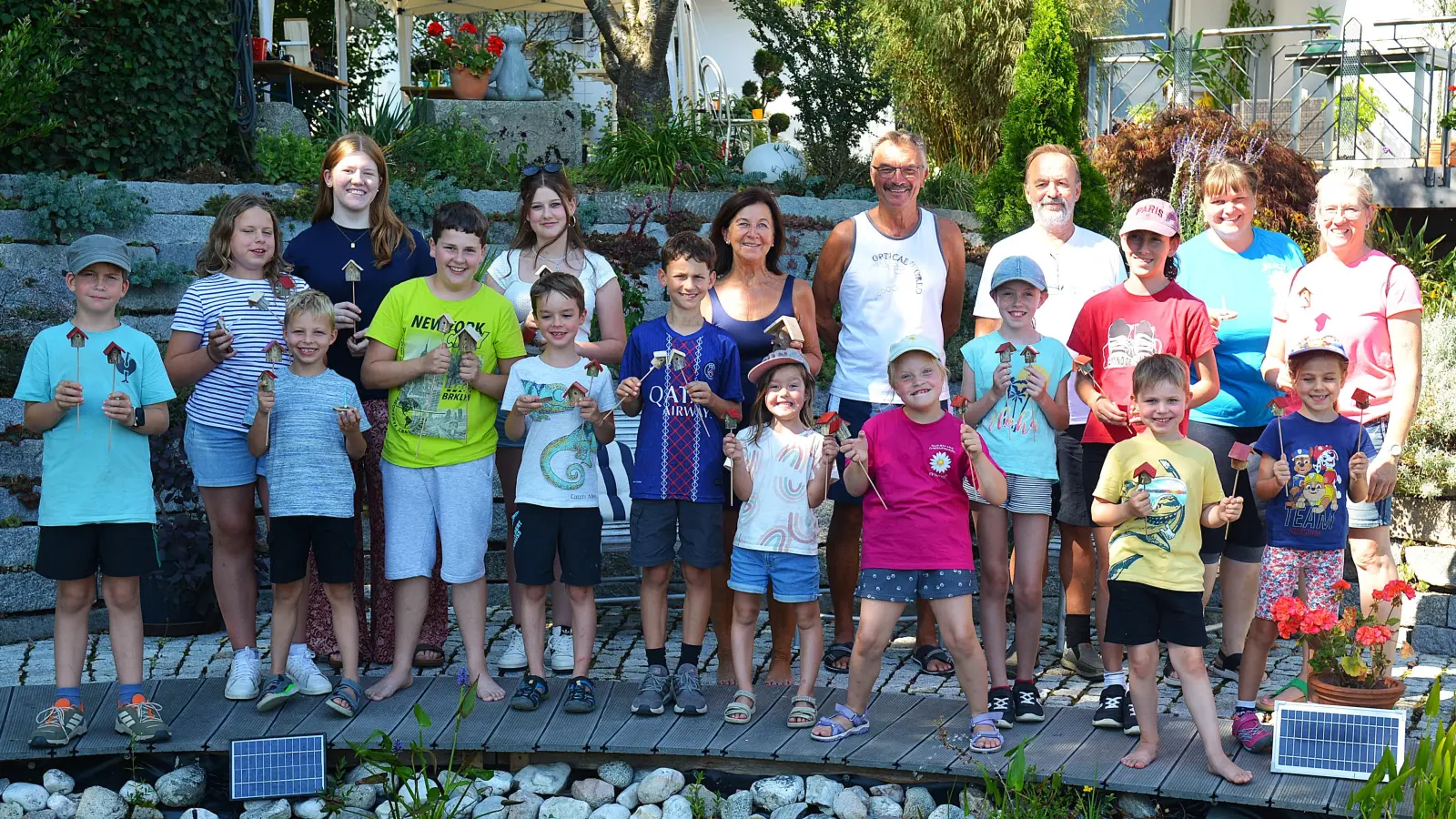 „Das hat Spaß gemacht”. Zufriedene Gesichter bei den Mädchen und Buben von „Natur Pur” und ihren Leiterinnen v. re. Sabine Siegler, Tanja Schumann und 5. v. re. Irmi Dolles. (Bild: Fritz Dietl)