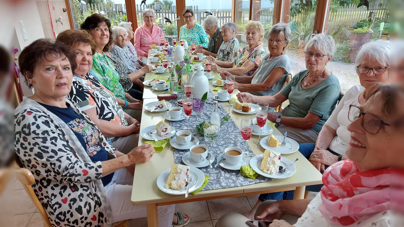 KDFB-Kaffeetafel im Kräutergarten zwecks Geburtstagsfeier (Bild: Luzia Stingl)