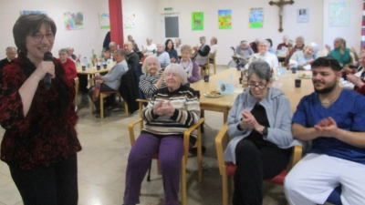 Alljährlich am Heiligen Abend singt Brigitte Traeger für die Bewohner/innen des Caritas-Marienheims. (Bild: Daniela Donhauser)