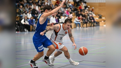 Rostislav Jirak (am Ball) setzt sich gegen einen Aschaffenburger Verteidiger durch. (Bild: Tobias Schwarzmeier)