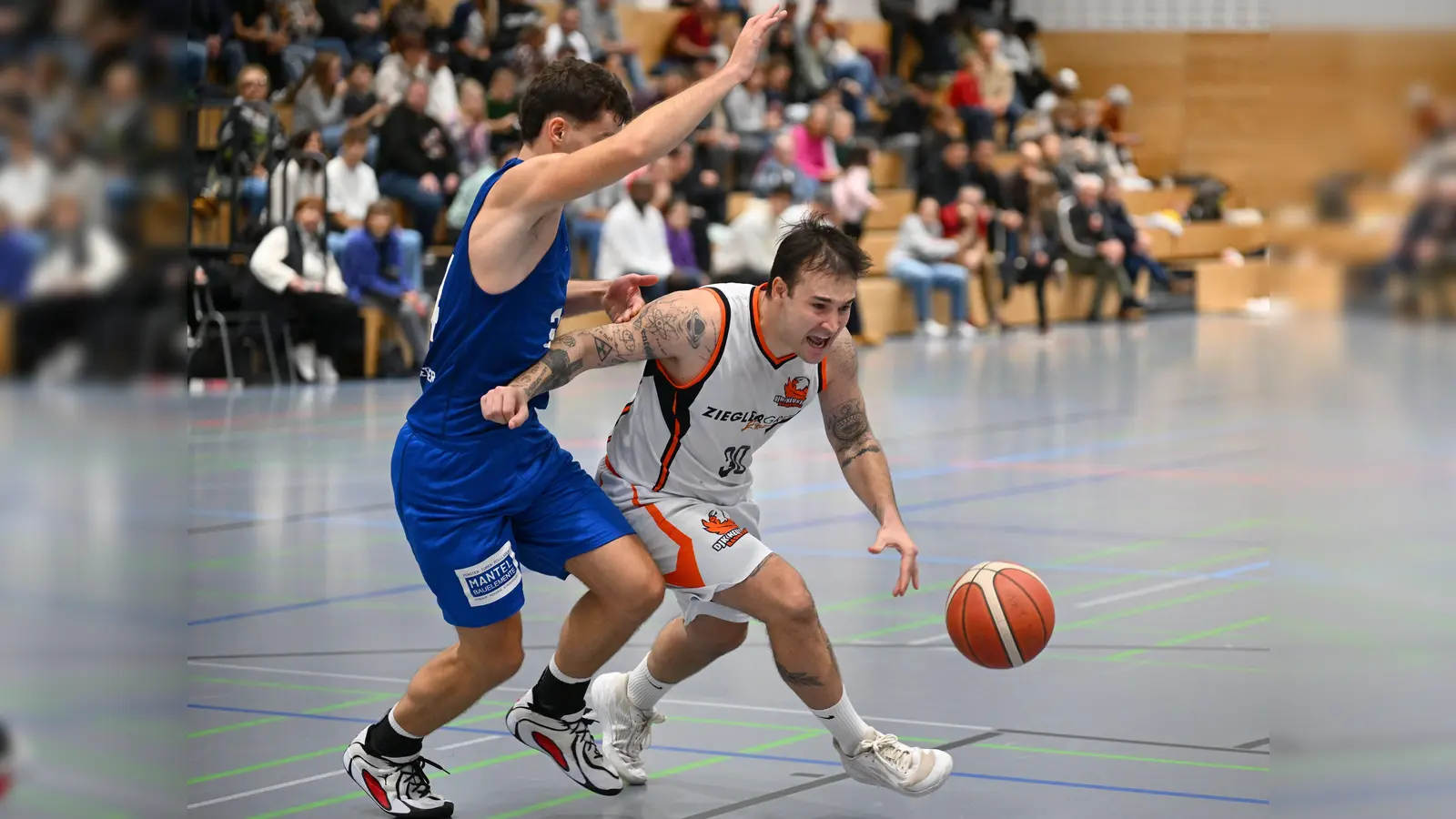 Rostislav Jirak (am Ball) setzt sich gegen einen Aschaffenburger Verteidiger durch. (Bild: Tobias Schwarzmeier)