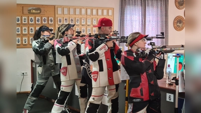 Jasmin Kitzbichler (2. v. l.) und Christina Schuller (rechts) setzten sich – wie hier gegen die FSG Titting – souverän durch und ebneten damit den Weg für die späteren Erfolge. (Bild: Wolfgang Raps)