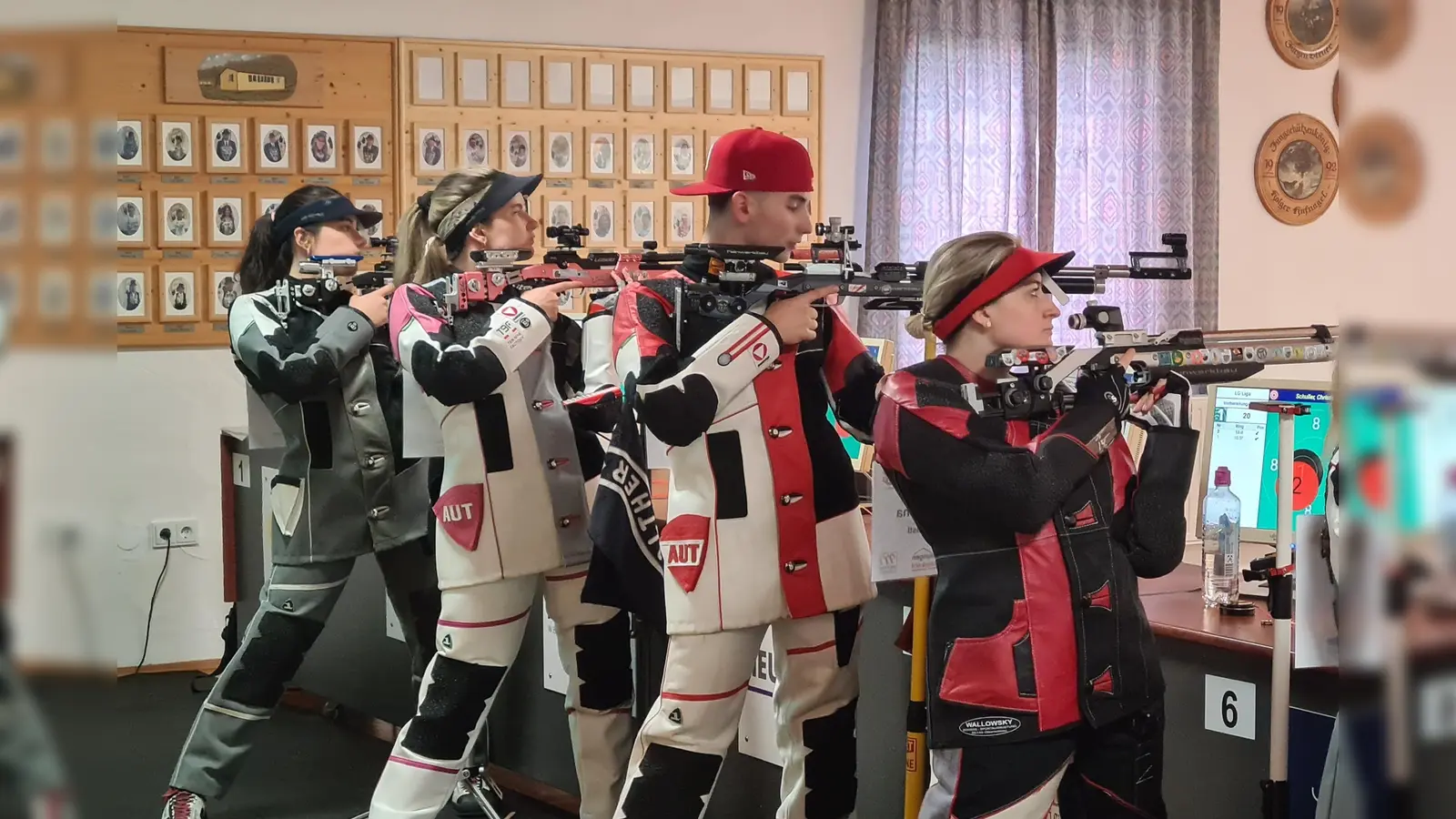 Jasmin Kitzbichler (2. v. l.) und Christina Schuller (rechts) setzten sich – wie hier gegen die FSG Titting – souverän durch und ebneten damit den Weg für die späteren Erfolge. (Bild: Wolfgang Raps)