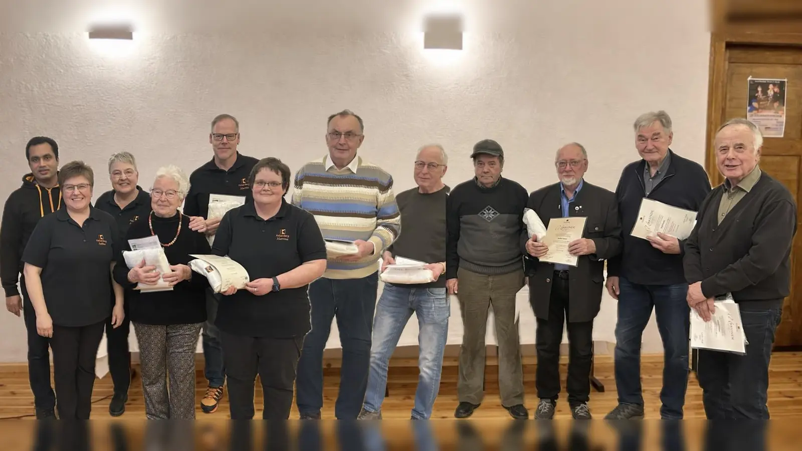 Ortspräses Pater James, 2. Vorsitzende Sabine Bauer und 1. Vorsitzende Martina Mark (von links) bei der Ehrung von neun treuen Kolping-Mitgliedern für ihre 25-, 50- bzw. 60-jährige Mitgliedschaft. (Bild: Theresa Meister)