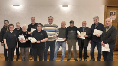 Ortspräses Pater James, 2. Vorsitzende Sabine Bauer und 1. Vorsitzende Martina Mark (von links) bei der Ehrung von neun treuen Kolping-Mitgliedern für ihre 25-, 50- bzw. 60-jährige Mitgliedschaft. (Bild: Theresa Meister)