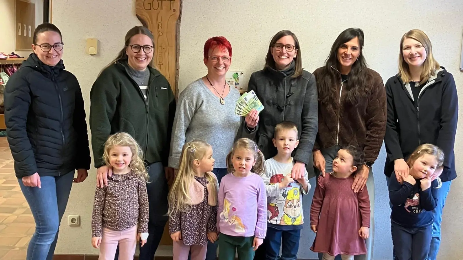 Die Spendenübergabe erfolgte durch eine Abordnung des Orgateams des Kinderflohmarkts an die Leiterin des Kindergartens Barbara Krauthahn (4. v. rechts), die das Geld natürlich für die Einrichtung gut gebrauchen kann. (Bild: Franz Ficker)