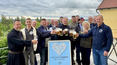 Bürgermeister Peter Neumeier (vorne 3. v. l.) mit Vertretern der Wirte und den Patres des Klosters bei der Bierprobe zur Miesbergkirwa. (Bild: Tobias Reitmeier)