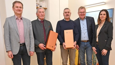 Antrittsbesuch der neuen Führung der Feldgeschworenen. Auf dem Foto sind zu sehen (von links) Referatsleiter Dr. Bernhard Mitko, Obmann Erwin Graml, stellvertretender Obmann Manfred Rosenthal, Oberbürgermeister Michael Cerny und Barbara Flierl vom städtischen Amt für Ordnung und Umwelt.  (Bild: Thomas Graml)