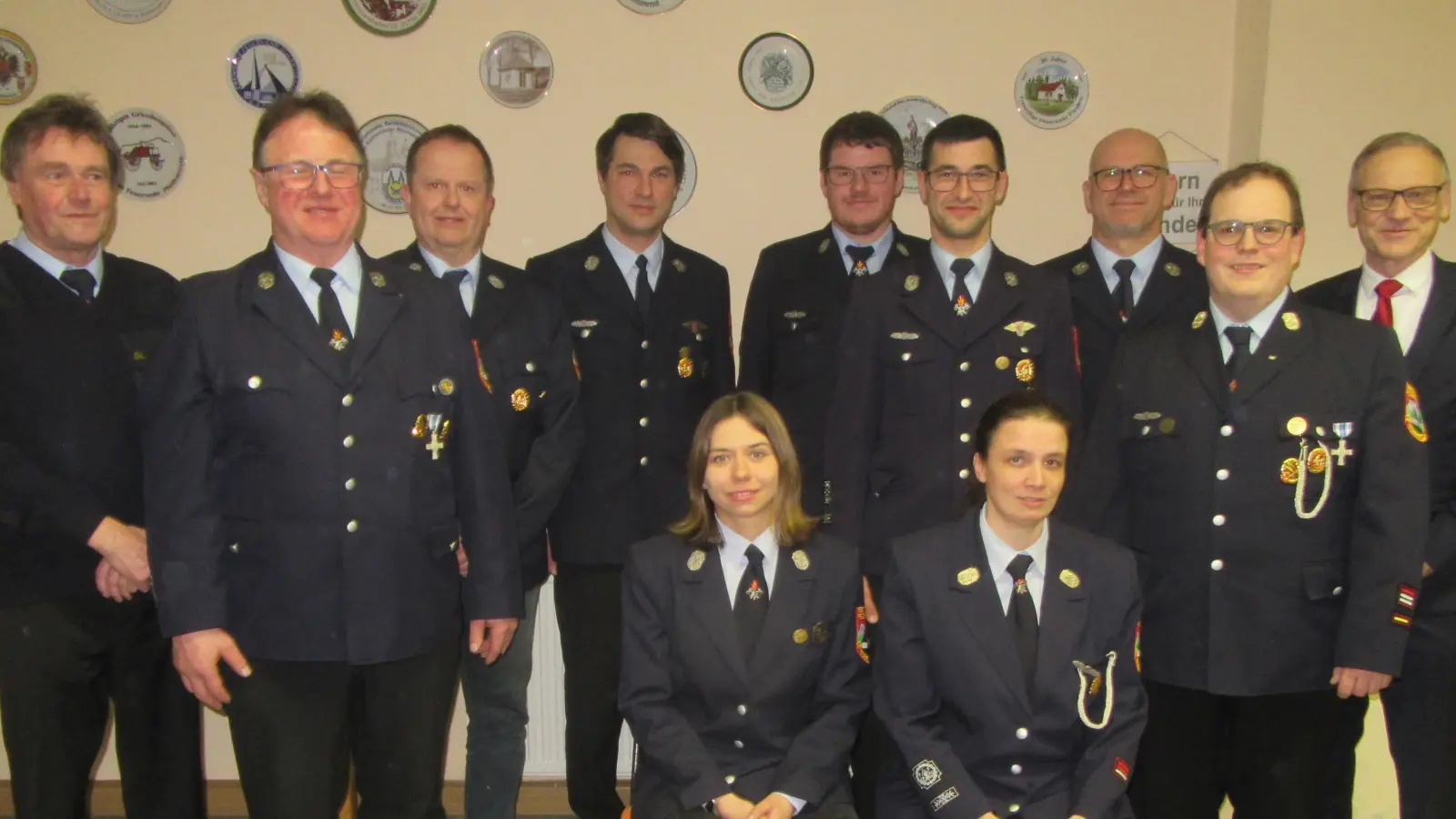 Neuwahlen standen bei der Feuerwehr Querenbach an. Im Bild (stehend, von links) Richard Schicker, Konrad Hart, Jürgen Sommerer, Reinhard Rustler, Zweiter Vorsitzender Dominik Schicker, Vorsitzender Christoph Rustler, Bernhard Rustler, Kommandant Uwe Friedrich und Bürgermeister Bernd Sommer sowie (vorne, von links) Ulla Rustler und stellvertretende Kommandantin Stefanie Siller. (Bild: Lothar Siller/exb)