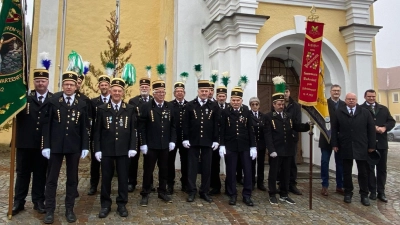 Ein Teil der Gäste im Bergkittel zusammen mit (v.l.n.r.) 1. Bürgermeister Hans Prechtl, Mitglieds des Bundesvorstands der Knappenvereine Hans-Jürgen Reitzenstein und Landrat Thomas Ebeling (Bild: Doris Ferschl)