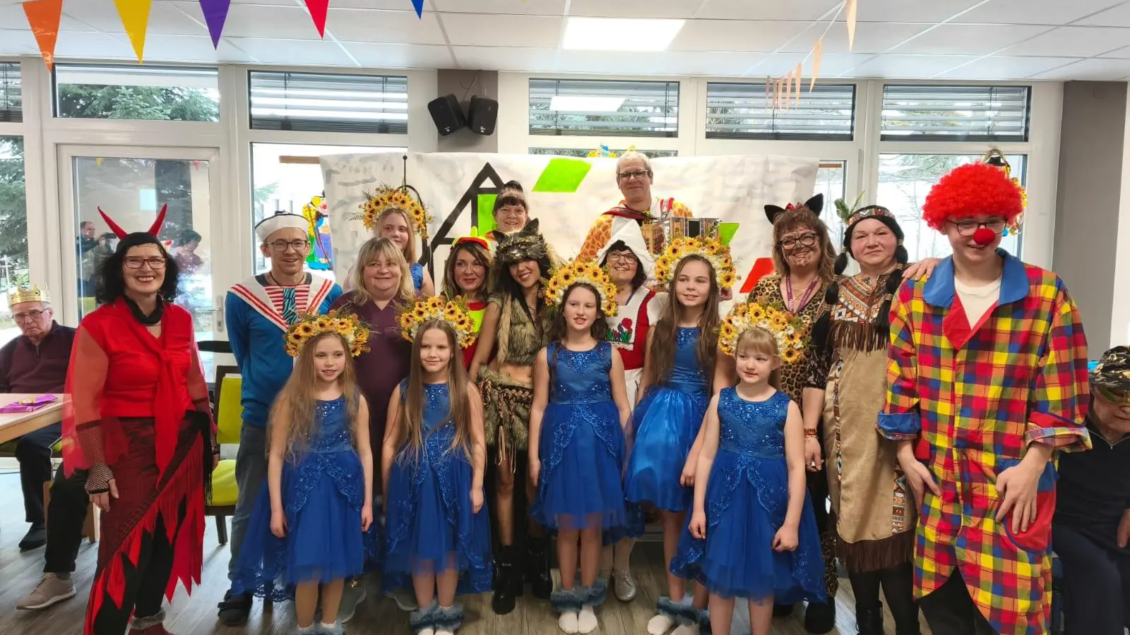 Die Faschingsnarren mit den musikalischen Holzwürmern, der Kindertanzguppe die „Grazien” und die Tänzerin Anastasia. (Bild: Martin Skutella)