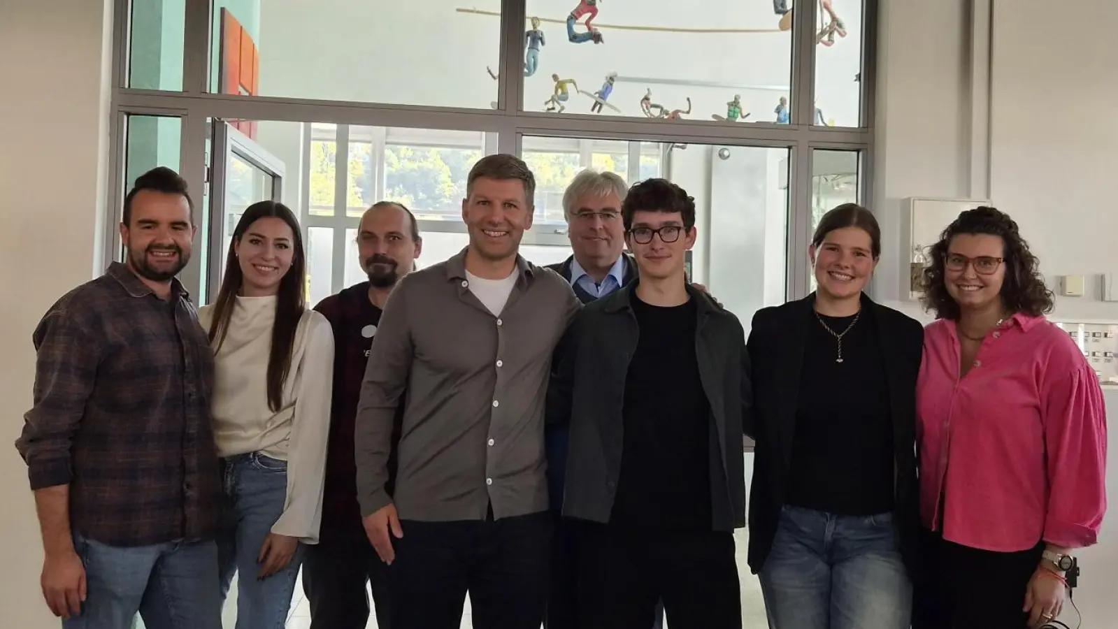 von links: Robert Brendel, Susan Hirschmann, Markus Thoma, Thomas Hitzlsperger, Schulleiter Joachim Zembsch, Johannes Nolda, Marie Bauernfeind, Simone Rahn  (Bild: Simone Rahn)