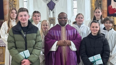 Ministranten-Verabschiedung von Maximilian Preitschaft und Madgalena Ries mit Pfarrer Moses Gudapati und einem Teil der Minis. (Bild: Ilona Maiwald )