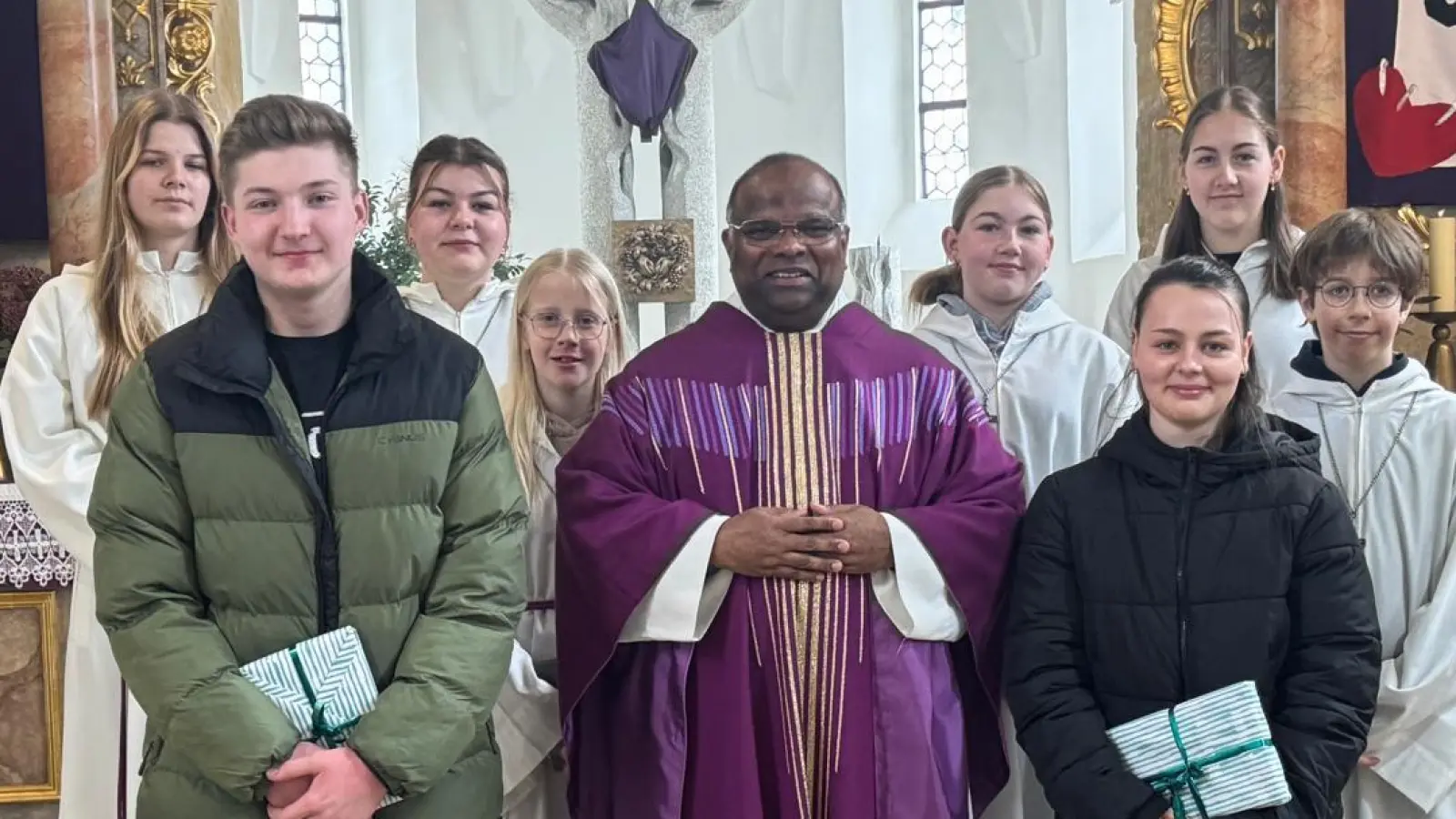 Ministranten-Verabschiedung von Maximilian Preitschaft und Madgalena Ries mit Pfarrer Moses Gudapati und einem Teil der Minis. (Bild: Ilona Maiwald )