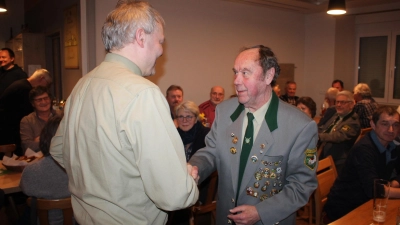Im Namen der Schützengesellschaft Eichenlaub gratulierte Schützenmeister Roland Hösl Kaspar Nettesheim (rechts) zur Ehrenmitgliedschaft. (Bild: Bernhard Piegsa)