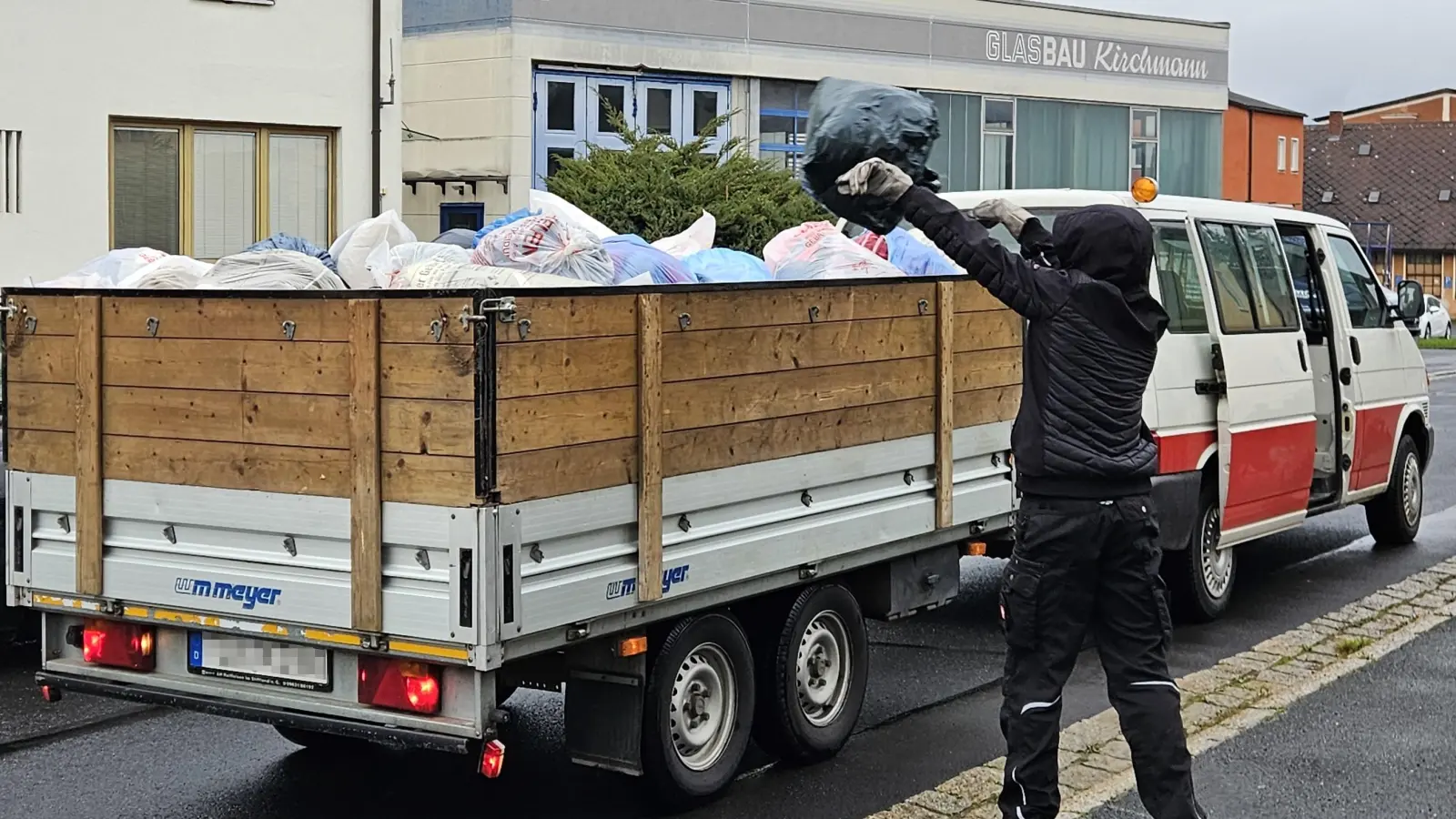 Zwischen 9:00 und 11:00 Uhr waren Sammelfahrzeuge im gesamten Gemeindegebiet unterwegs. (Bild: Lukas Fenzl)