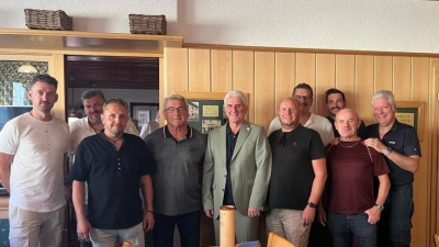 Vorstandschaft und Ausschuss gratulierten ihren „Chef“ zum 70. Geburtstag und wünschten sich noch eine lange Fortsetzung dieses Ehrenamts.  (Bild:  Marianne Stadler)