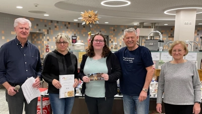 Vorsitzender Werner Renner links mit den Gewinnern und Organisatorin Marga Klameth (rechts). (Bild: Jürgen Leißner)