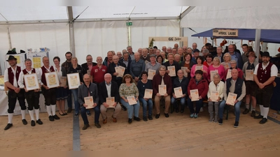 Trachtenkapellen-Vorsitzender Benjamin Siegert (li.) ehrte Georg Inzelsperger und Markus Mitschke für 50 Jahre aktives Musizieren, sowie Marion Irlbacher für 40 Jahre (ab 2. von links), sowie passive Mitglieder für 30 Jahre Mitgliedschaft. Dazu gratulierte auch Bürgermeister Robert Jung (re.) (Bild: Paul Böhm)
