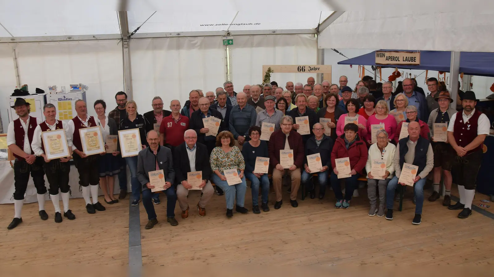 Trachtenkapellen-Vorsitzender Benjamin Siegert (li.) ehrte Georg Inzelsperger und Markus Mitschke für 50 Jahre aktives Musizieren, sowie Marion Irlbacher für 40 Jahre (ab 2. von links), sowie passive Mitglieder für 30 Jahre Mitgliedschaft. Dazu gratulierte auch Bürgermeister Robert Jung (re.) (Bild: Paul Böhm)