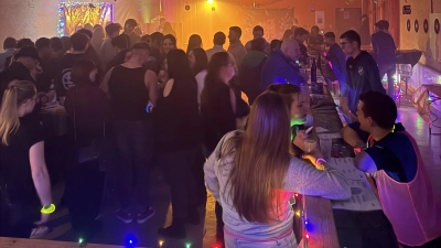 Die 90er-Party im Sportheim-Saal des SC Schwarzenbach begeistert Besucher. (Bild: Lukas Siegler)