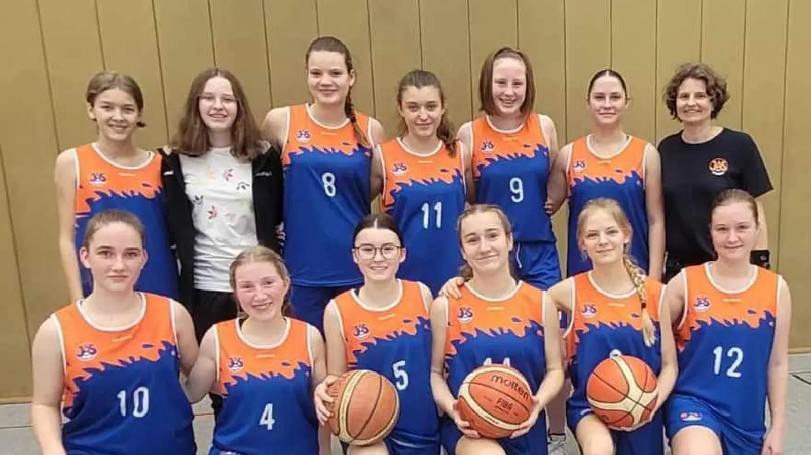 Das M III-Team:<br>hinten von links: Jamila Ederer, Johanna Herrmann, Annika Aumeier, Lena Wiesgickl, Romina Ram, Hanna Söllner und Trainerin Barbara Meier<br>vorne von links: Laura Kiendl, Lena Pösl, Elisa Herrmann, Lea Wachtel, Pauline Wiederer, Mia Bauer (Bild: Barbara Meier)