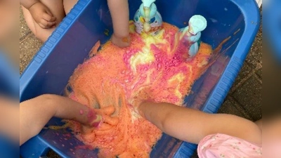 Experiment mit dem roten und gelben Seifenschaum (Bild: Yvonne Schmidt)