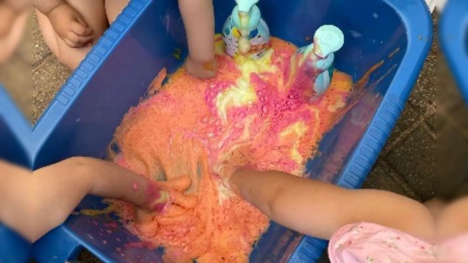 Experiment mit dem roten und gelben Seifenschaum (Bild: Yvonne Schmidt)