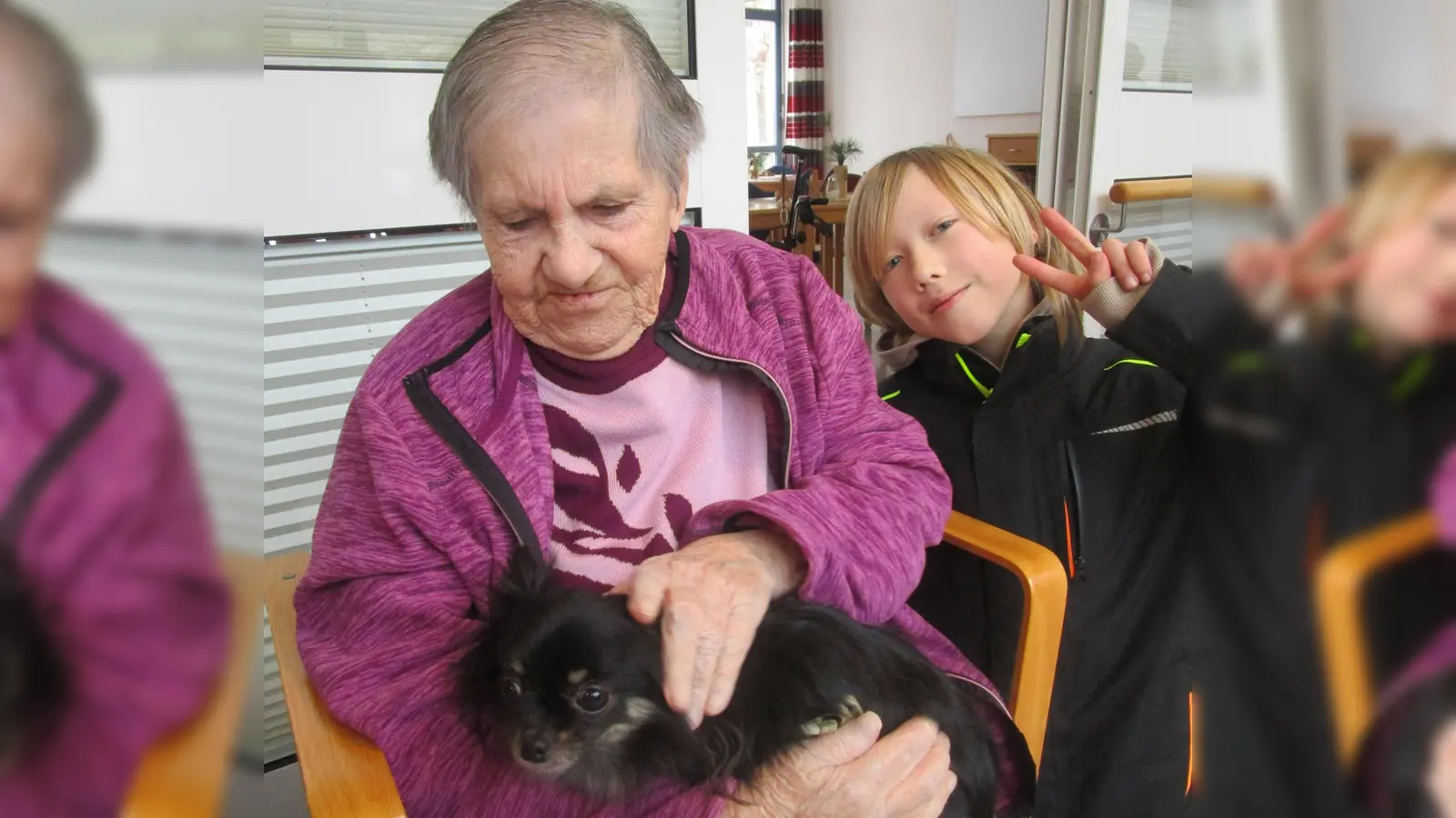 Die Marienheimbewohnerinnen freuten sich riesig über den Besuch der großen und kleinen Vierbeiner aus der Hundeschule. (Bild: Daniela Donhauser)