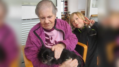 Die Marienheimbewohnerinnen freuten sich riesig über den Besuch der großen und kleinen Vierbeiner aus der Hundeschule. (Bild: Daniela Donhauser)