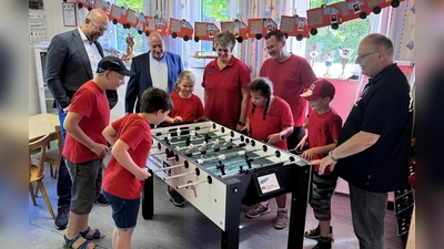 Übergabe Tischkicker mit Vorstand Frank-E. Kirchhof und Generalbevollmächtigten Michael Liedl  (Bild: Simone Spörrer)