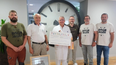 Der Chefarzt der Kinderklinik Dr. Andreas Fiedler zusammen mit Vertretern der Bogn Jager und der Bogenschützen Guteneck, von li. Daniel Kneisl, Max Haseneder, Josef Eckl, Hans Dieter Falk und Marco Weiß. (Bild: Sandra Dietl)