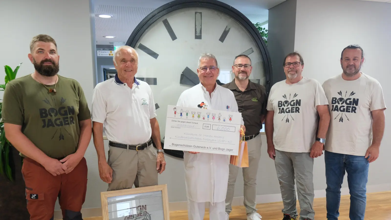 Der Chefarzt der Kinderklinik Dr. Andreas Fiedler zusammen mit Vertretern der Bogn Jager und der Bogenschützen Guteneck, von li. Daniel Kneisl, Max Haseneder, Josef Eckl, Hans Dieter Falk und Marco Weiß. (Bild: Sandra Dietl)